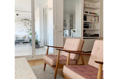 Ejemplo de salón abierto contemporáneo de tamaño medio con suelo de madera en tonos medios y alfombra