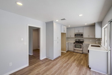 Kitchen - modern kitchen idea in San Diego