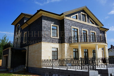 Источник вдохновения для домашнего уюта: большой, двухэтажный, бежевый частный загородный дом в викторианском стиле с облицовкой из камня