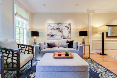 Стильный дизайн: гостиная комната в современном стиле с желтыми стенами и коричневым полом - последний тренд