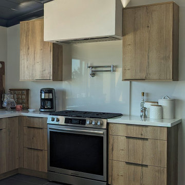 Halifax Oak Laminate: An Individual Kitchen