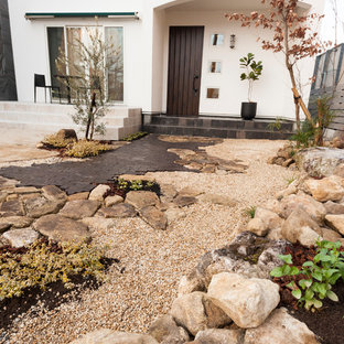 他の地域の北欧スタイルのおしゃれな前庭 (ゼリスケープ、天然石敷き) の写真