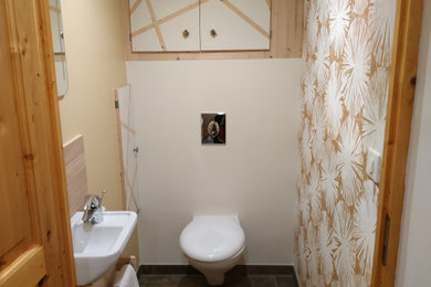 Inspiration pour un WC et toilettes design avec du papier peint.