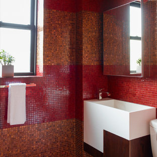 Cette image montre une salle de bain design avec un lavabo suspendu, un placard à porte plane, des portes de placard blanches, un carrelage rouge, carrelage en mosaïque et un mur rouge.