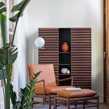 Rincón de lectura en galería del apartamento en la Casa Burés de Barcelona.