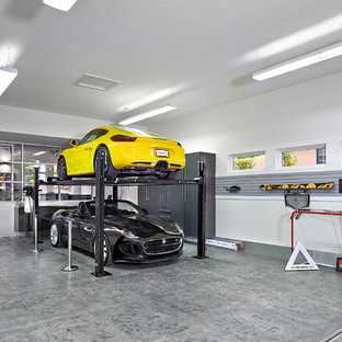 エドモントンの大きいビルトインコンテンポラリースタイルのおしゃれなガレージ作業場 (3台用) の写真