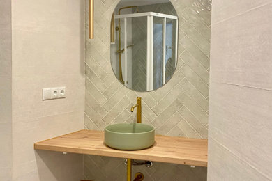 Modelo de cuarto de baño contemporáneo con baldosas y/o azulejos verdes