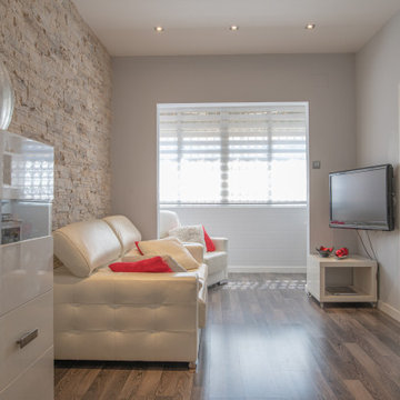 Perspectiva del salón hacia la ventana