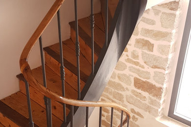 Idée de décoration pour un petit escalier vintage avec des marches en bois, des contremarches en bois et un garde-corps en métal.