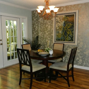 アトランタの小さいトラディショナルスタイルのLDKの画像 (マルチカラーの壁、無垢フローリング、暖炉なし)