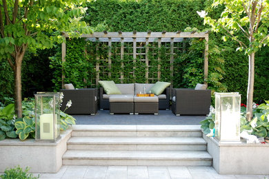 Inspiration for a mid-sized contemporary patio in Montreal.