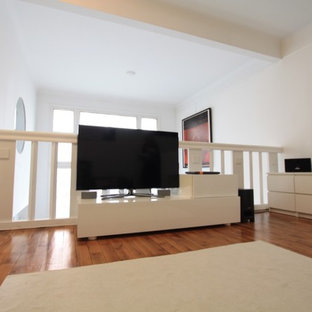 Trendy home theater photo in Bordeaux