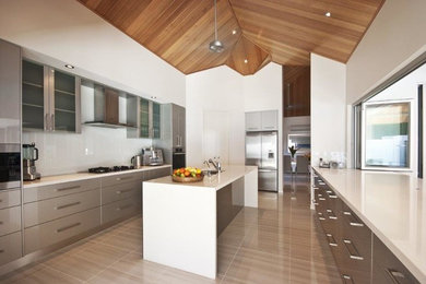 Design ideas for a modern kitchen in Cairns.