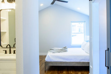Ejemplo de dormitorio abovedado tradicional renovado pequeño sin chimenea con paredes grises y suelo de madera oscura