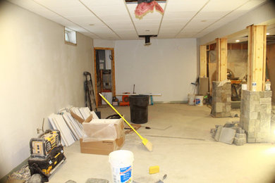 Example of a mid-century modern basement design in New York
