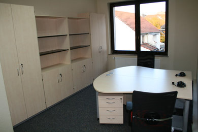 Klassisches Arbeitszimmer mit Arbeitsplatz und freistehendem Schreibtisch in Sonstige