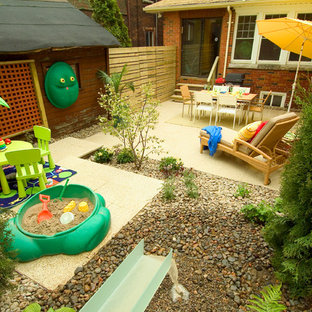 Stilmix Garten hinter dem Haus mit Wasserspiel in Toronto