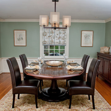 DISTINGUISHED DINING ROOM