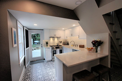 Example of a transitional home design design in Tampa