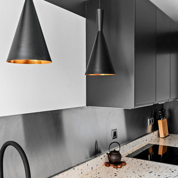 Cuisine contemporaine en noir mat et terrazzo à Courbevoie