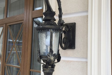 Кованые настенные фонари с витражным стеклом