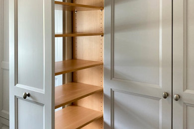 Weißer Einbauschrank mit profilierten Rahmentüren