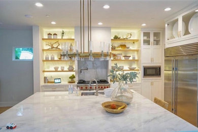 Diseño de cocina comedor pequeña con encimera de mármol, electrodomésticos de acero inoxidable, suelo de baldosas de cerámica, una isla y encimeras blancas