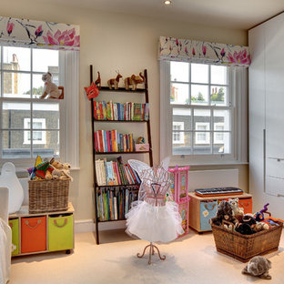 Modernes Kinderzimmer mit Schlafplatz, gelber Wandfarbe und Teppichboden in London