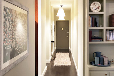 Cette photo montre un couloir avec un mur gris, parquet foncé et un sol marron.