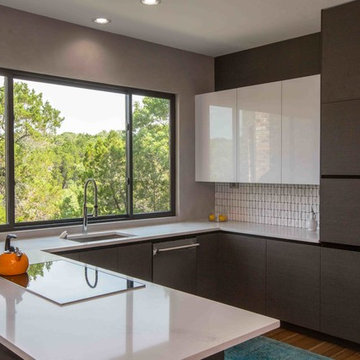 WAY Kitchen in Fusion Oak Melamine and Arctic White High Gloss Lacquer