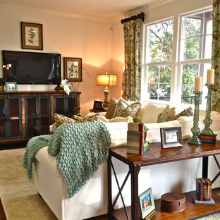 Diseño de salón abierto, mediterráneo, pequeño, sin chimenea, con paredes blancas, suelo de madera en tonos medios y televisor colgado en la pared