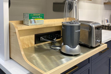 Kitchen - contemporary kitchen idea in San Francisco
