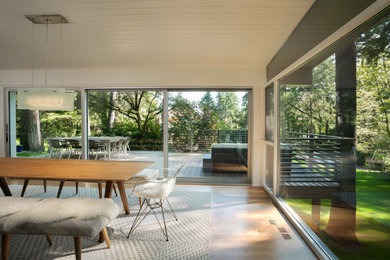 Example of a mid-century modern home design design in Seattle
