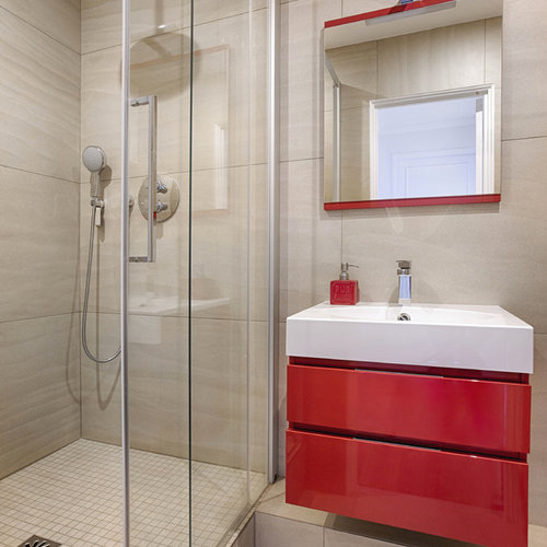 Salle De Bain Avec Des Portes De Placard Rouges Et Un Sol En