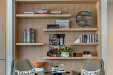 Modelo de sala de estar abierta tradicional renovada de tamaño medio sin televisor con paredes blancas y suelo de madera clara