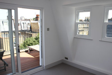 ロンドンにある小さなコンテンポラリースタイルのおしゃれな客用寝室 (白い壁、カーペット敷き)