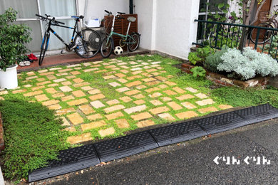 東京23区にある低価格の小さな、秋のカントリー風のおしゃれな前庭 (ゼリスケープ、コンテナガーデン、日向、天然石敷き) の写真