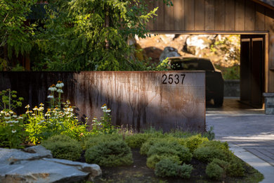 Design ideas for a modern landscaping in Vancouver.