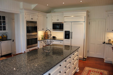 Elegant kitchen photo in Toronto