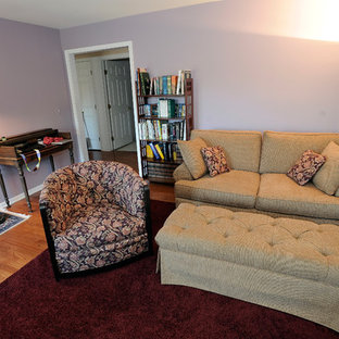 Foto de salón cerrado, mediterráneo, grande, con paredes púrpuras, suelo de madera en tonos medios, chimenea tradicional y marco de chimenea de ladrillo