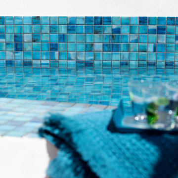 Graphic blue