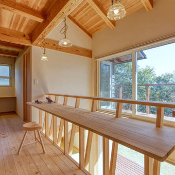 山頂に建つ伊豆石アプローチの家