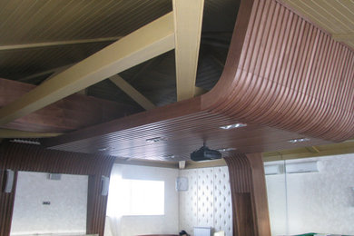 Декоративный потолок из массива дерева.