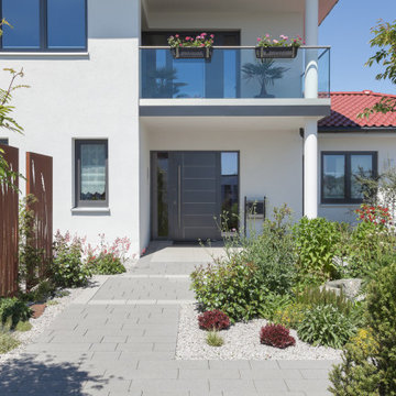 Naturnahe Eingangsgestaltung. Grüner Vorgarten.