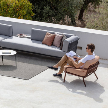 Terrasse mit südeuropäischem Flair und Sommermöbeln