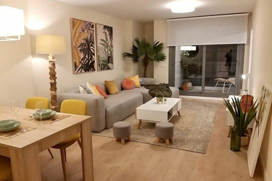 Modelo de sala de estar abierta con paredes beige y suelo de madera clara