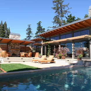 シアトルの大きい長方形コンテンポラリースタイルのおしゃれなプール (コンクリート敷き	) の写真