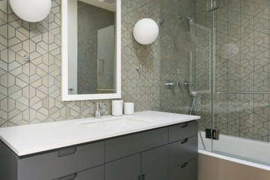 Example of a minimalist bathroom design in San Francisco