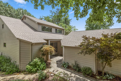 Mid-sized exterior home photo