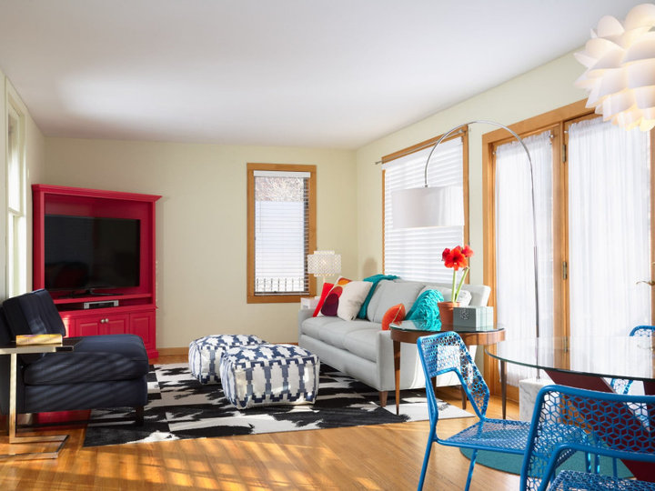 Family room - mid-sized transitional enclosed family room idea